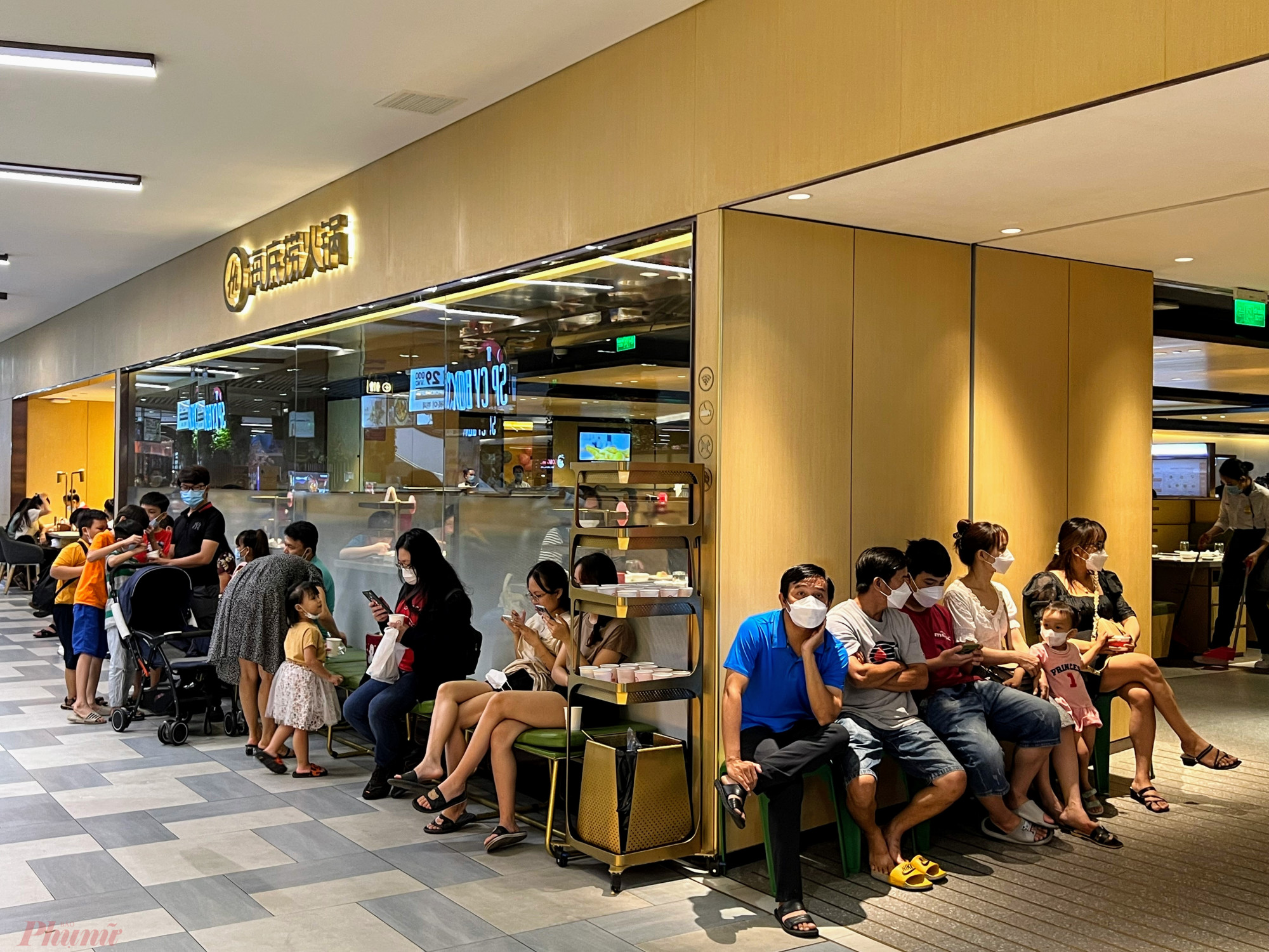 Tại một nhà hàng lẩu mới mở tại tầng 5, Giga mall dù khách đã đặt lịch sẵn, nhưng vẫn phải ngồi chờ tới lượt vào ăn.
