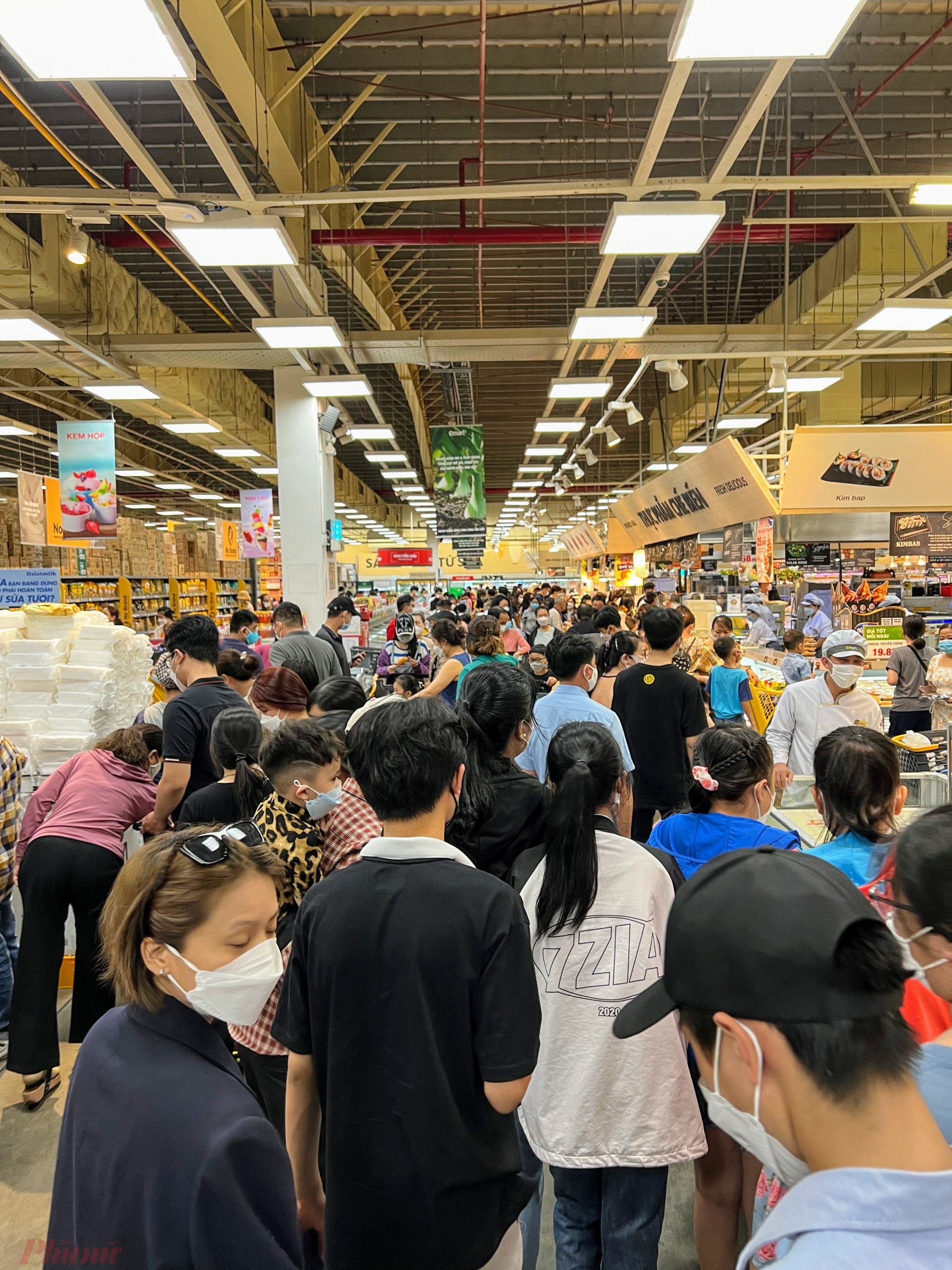 Tại siêu thị Emart (quận Gò Vấp), khu vực lối ra vào, quầy thanh toán, hàng phục vụ ăn uống tại chỗ hầu luôn trong tình trạng quá tải. 