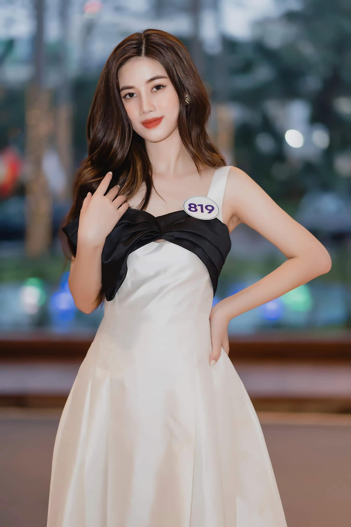 Người đẹp Lê Thu Hoà (1998, Ninh Bình) cũng là cựu vận động viên bóng chuyền, hiện nằm trong top 71 Hoa hậu Hoàn vũ Việt Nam 2022. Trước đó, Thu Hoà từng lọt top 60 Hoa hậu Hoàn vũ Việt Nam 2019. 