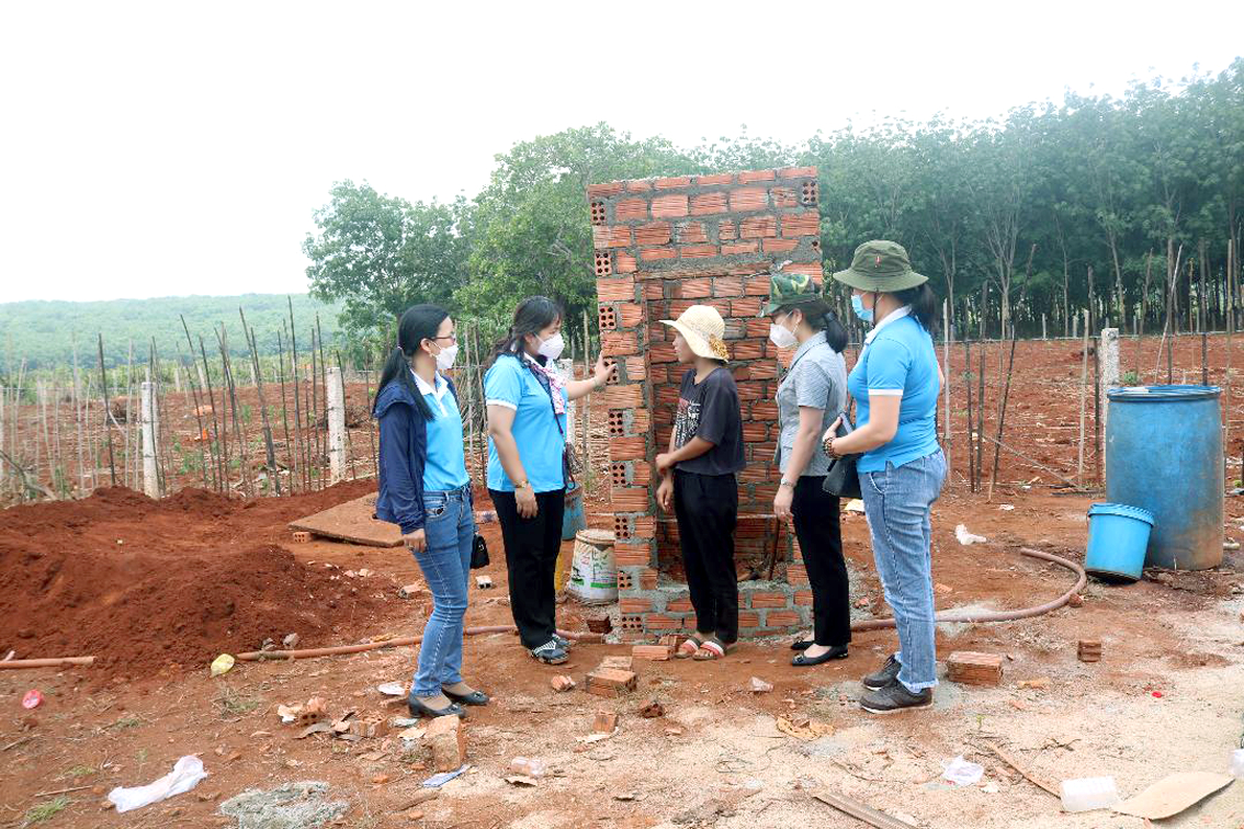 Nhà vệ sinh của gia đình chị Puih Phim do Hội LHPN TP.Thủ Đức tài trợ kinh phí đang được xây dựng