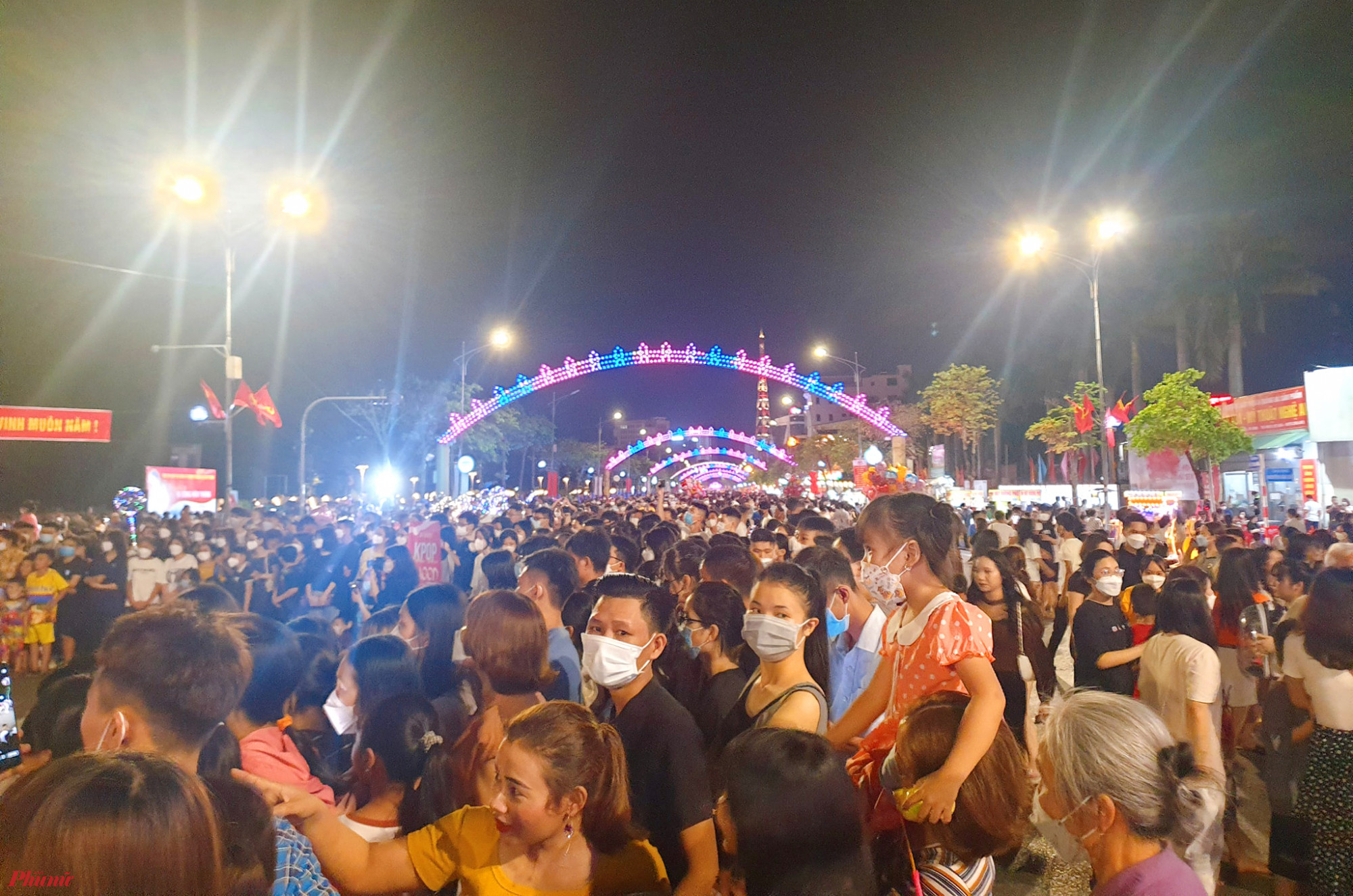 Phố đi bộ lần đầu tiên xuất hiện tại Nghệ An đã thu hút rất đông người đổ về để trải nghiệm, vui chơi. Theo thống kê của UBND thành phố Vinh, trung bình mỗi đêm có hàng ngàn người đổ về phố đi bộ. Riêng trong 2 đêm đầu tiên (8 - 9/4) đã có khoảng 2 vạn người tham gia phố đi bộ. 
