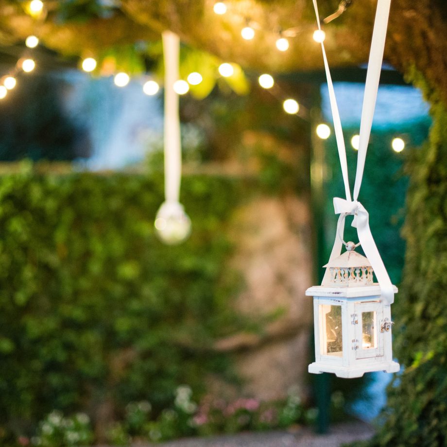 3. Treo đèn lồng từ cành cây Khu vườn illa với cây mộc lan lớn với nhiều đèn lồng và đèn điện thắp sáng bóng đèn treo trên cành, tiệc cưới hoặc lễ kỷ niệm khác Tín dụng hình ảnh: Alamy  Tập hợp bộ sưu tập đèn lồng và đèn ngủ của bạn lại với nhau để tạo ra một khung cảnh kỳ diệu - chỉ cần treo từ ruy băng từ cành cây. Bạn có thể sử dụng đèn LED tealights hoạt động bằng pin cho điểm sáng cao - chỉ cần đảm bảo rằng bất kỳ dải băng nào đều sạch nhiệt từ các dải sáng. Thêm phần lung linh với những chiếc đèn cổ tích ngoài trời được dệt qua các cành cây - bạn luôn cần nhiều hơn những gì bạn nghĩ, vì vậy hãy đi với số lượng lớn.
