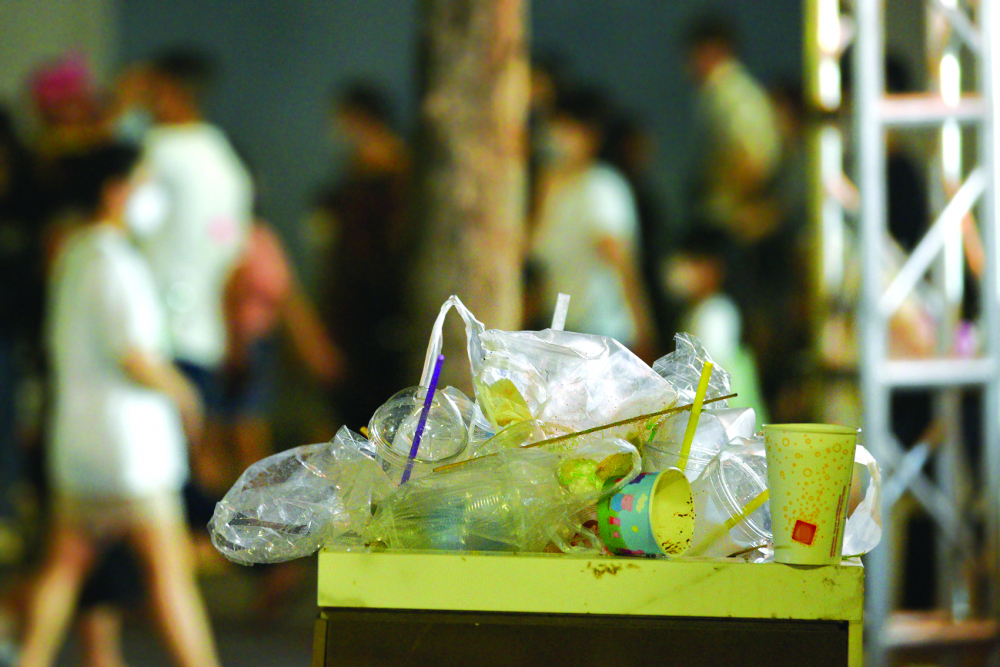 Theo khảo sát do WWF Việt Nam thực hiện ở TP.Hà Nội và TP.HCM, xu hướng tiêu dùng sản phẩm làm từ nhựa dùng một lần tăng lên khi có dịch COVID-19 ẢNH: BẢO KHANG