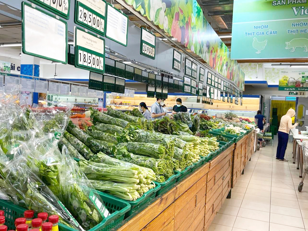 Rau xanh ở siêu thị không còn được đóng gói bằng lá chuối như trước đây mà được gói bằng túi ni-lông