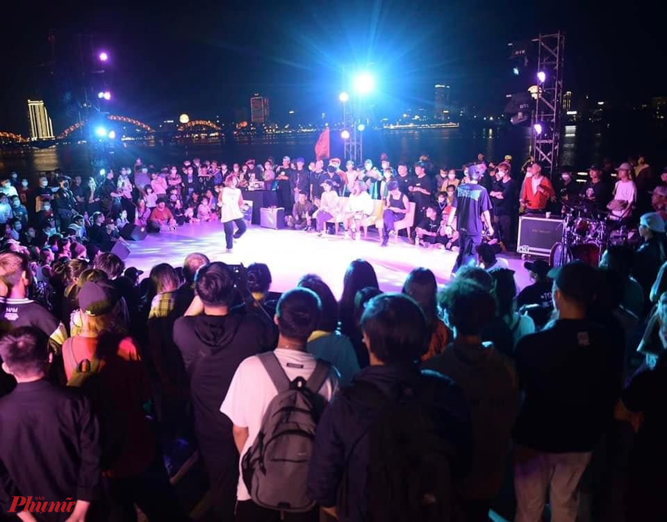 Chương trình Rap Show diễn ra tại Cung thể thao Tiên Sơn vào tối ngày 30/4 với sự tham dự của các Rapper đình đám như BinZ, Wowy, Ricky Star, Dế Choắt…