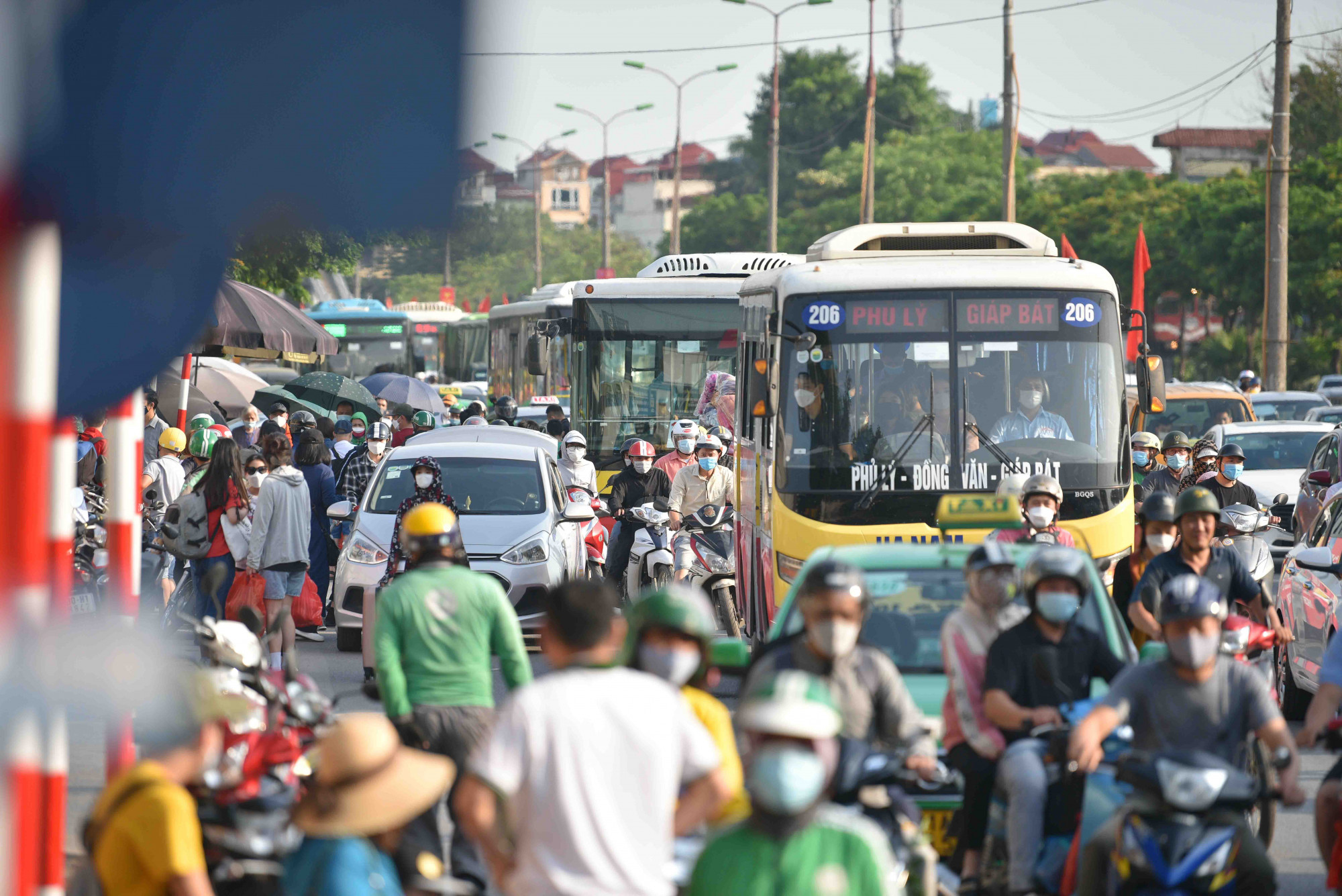 Tại khu vực đường Giáp Bát ( cổng bến xe Nước Ngầm) lượng phương tiện cá nhân đổ về hướng trung tâm thành phố tăng cao hơn khi về chiều tối.