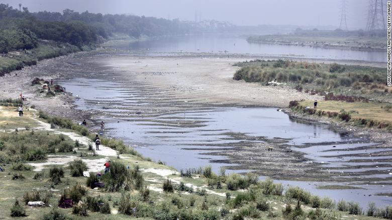 Sông Yamuna ở New Delhi, Ấn Độ. cạn kiệt nước vào ngày 1/5.