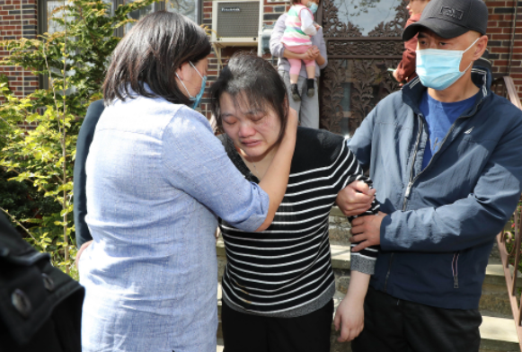 Cảnh sát đang an ủi vợ của nạn nhân Zhinwen Yan