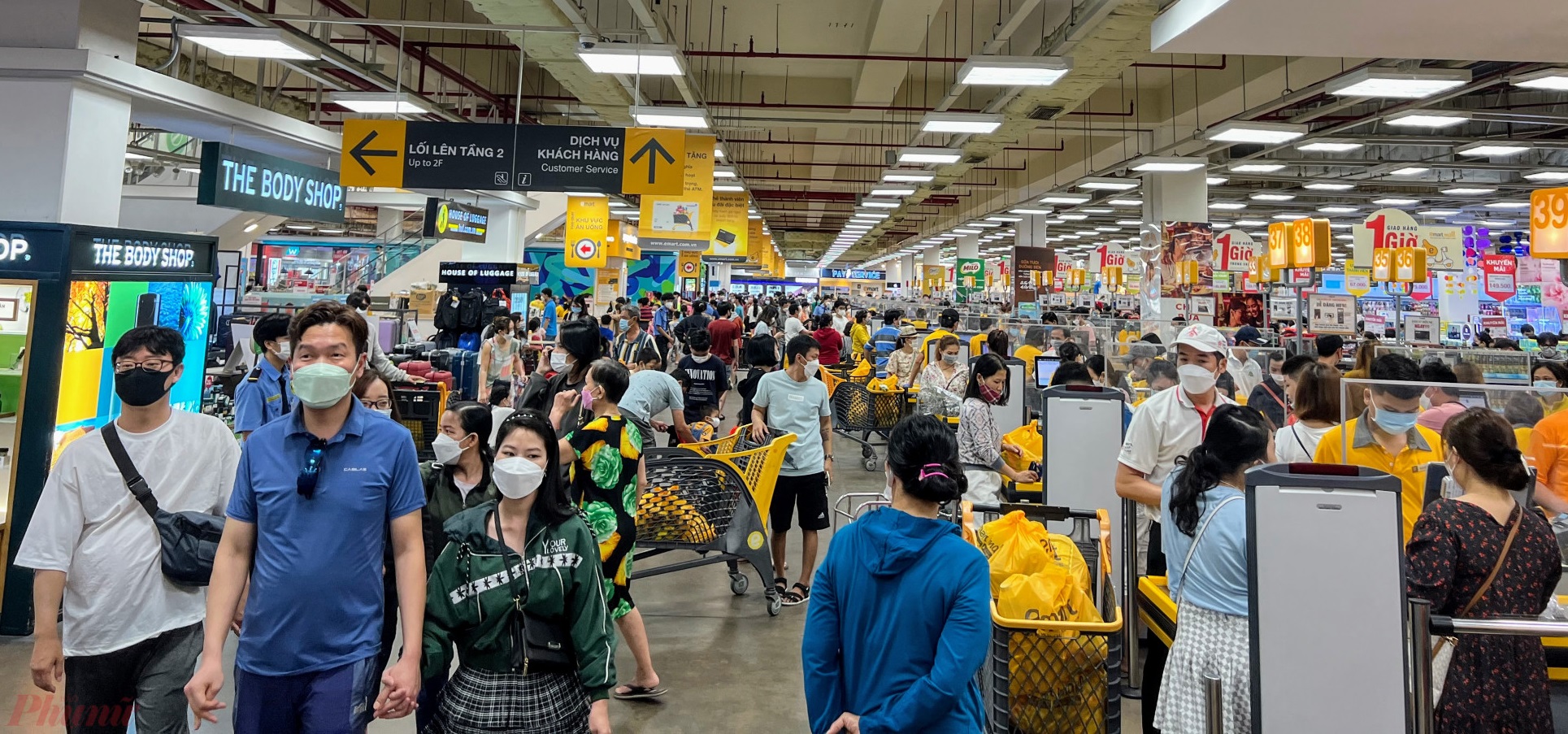 Cảnh mưa sắm đông đúc tại các siêu thị, trung tâm thương mại thời gian gần đây đã đông đúc hơn - Ảnh: Quốc Thái