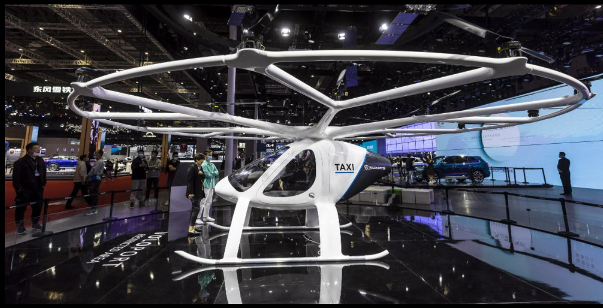 Một mẫu taxi bay trưng bày tại Hội chợ triển lãm motor Thượng Hải tổ chức năm 2021 tại Trung Quốc - Ảnh: EPA-EFE