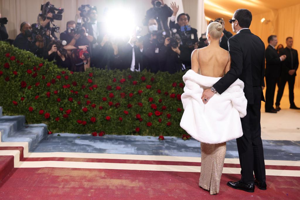 Chiếc váy giúp Kim Kardashian khoe trọn lưng trần.