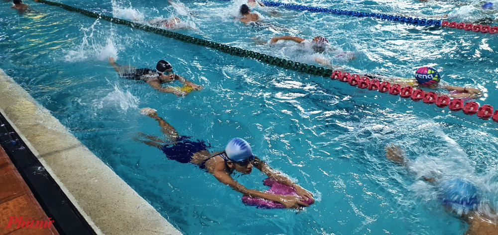 Trẻ được dạy bơi và các kỹ năng an toàn nước