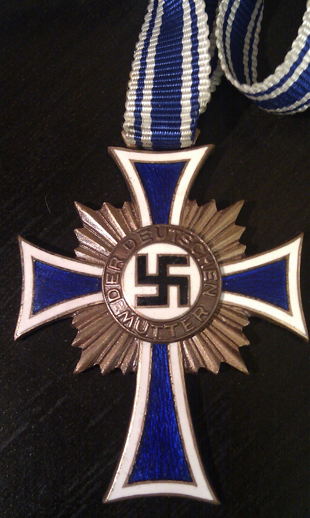 Huy chương Mutterkreuz trao tặng cho các bà mẹ Đức trước đây - Ảnh: stampaday