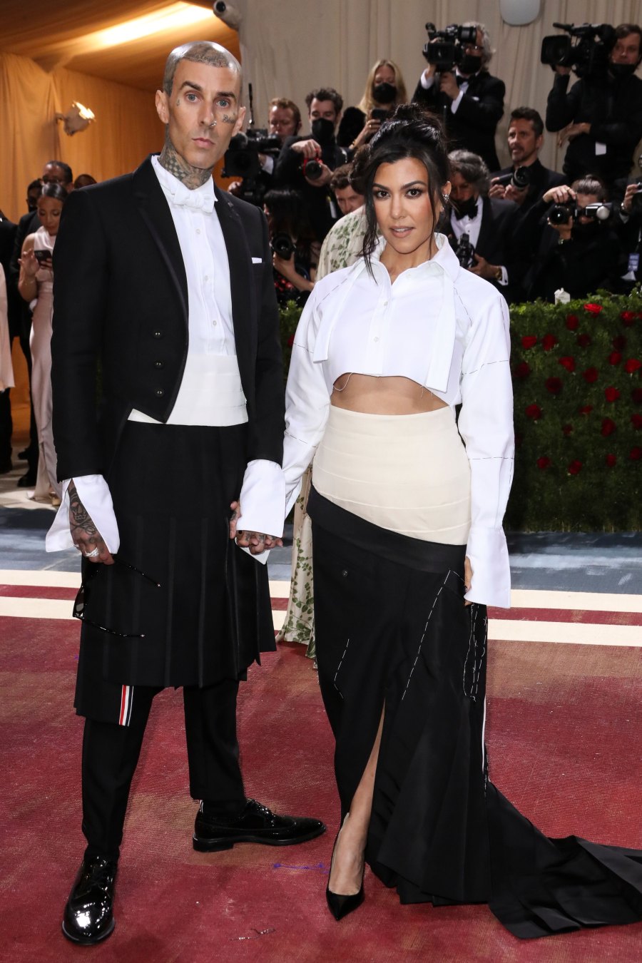 Kourtney Kardashian và bạn trai Travis Barker xuất hiện trong trang phục với màu trắng, đen đơn giản hơn. 