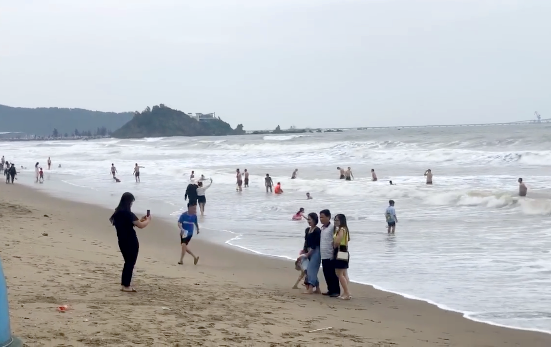 Nhiều du khách vẫn đổ ra bãi biển chơi dù biển động