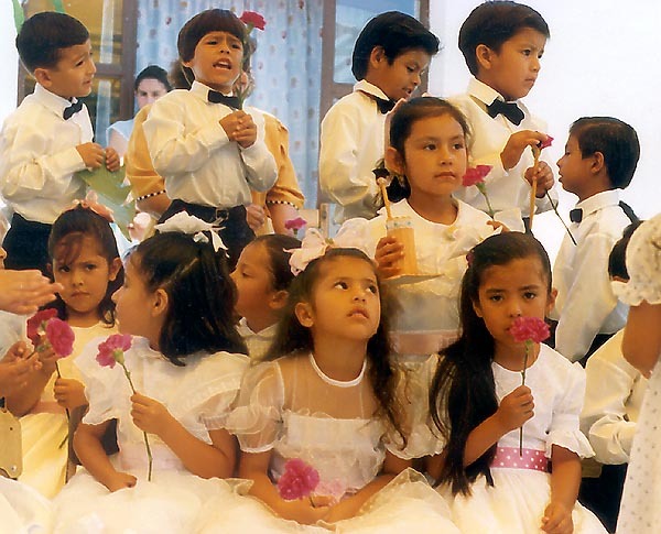 Các  em bé chuẩn bị tặng hoa cho mẹ của mình nhân Ngày của Mẹ - Ảnh: Mexconnect