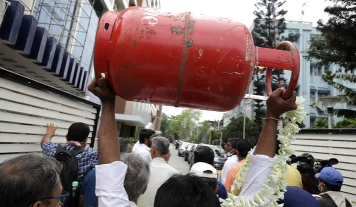 Người dân Ấn Độ xuống đường phản đối tăng giá nhiên liệu. Đã có nhiều cuộc biểu tình trên khắp thế giới phản đối việc giá các mặt hàng cơ bản ngày càng tăng - ẢNH: EPA