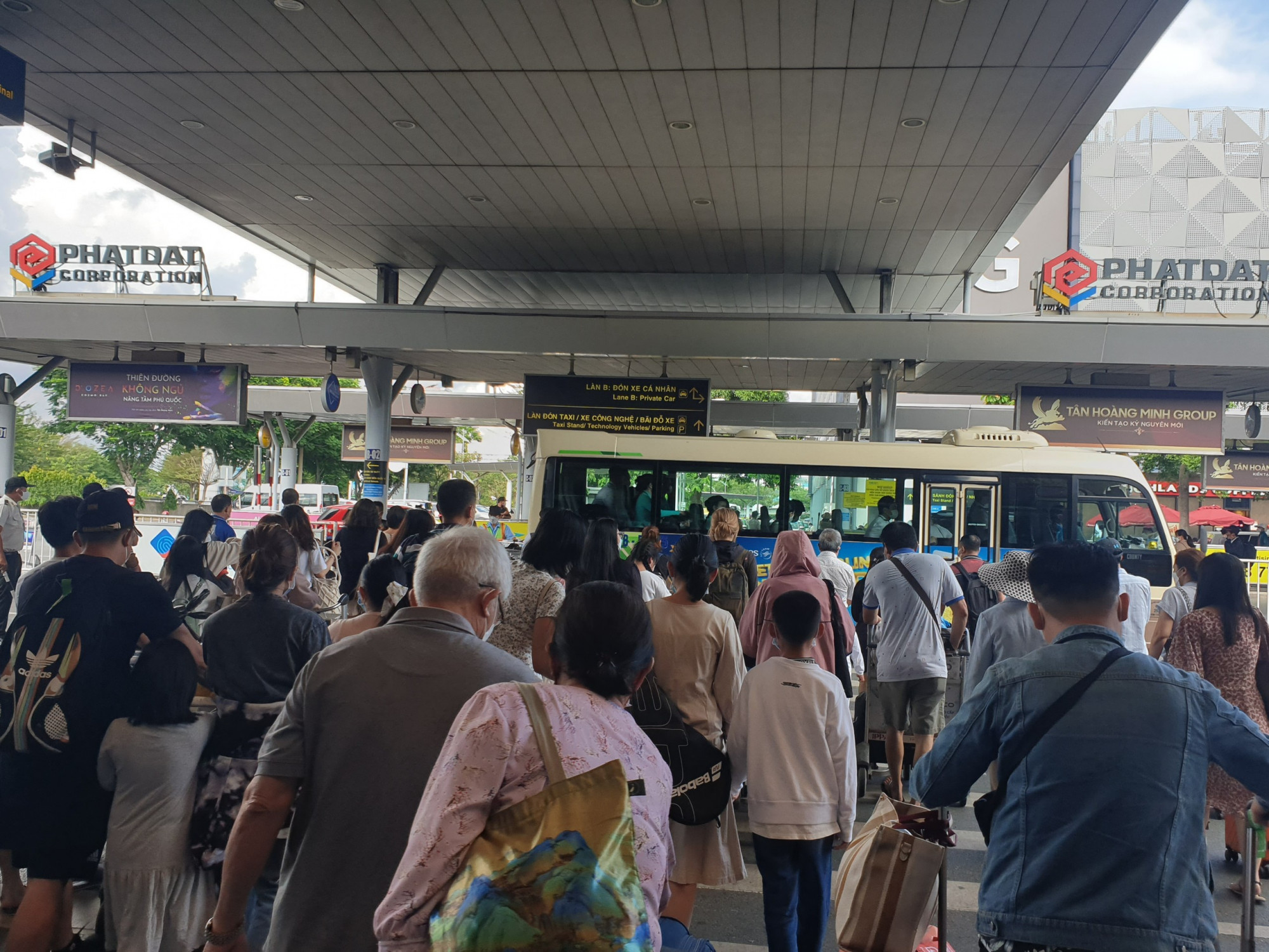 Hành khách di chuyển từ nhà ga sang khu vực nhà giữ xe TCP để đón taxi ,đặt ứng dụng gọi xe công nghệ để về nhà
