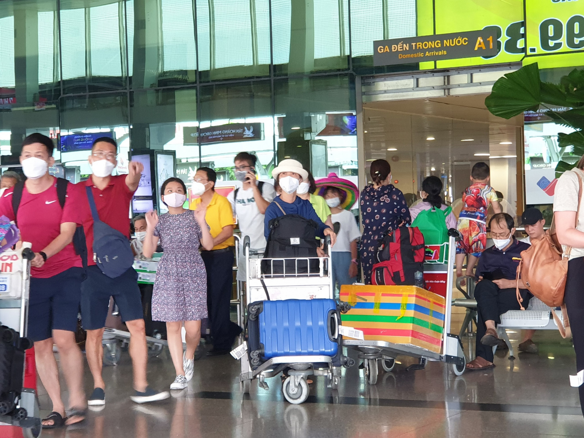 Chiều nay, ngành chức năng sân bay Tân Sơn Nhất đã phải mở thêm cổng A1 hoạt động để cùng cổng A2 làm nhiệm vụ giải tỏa khách.