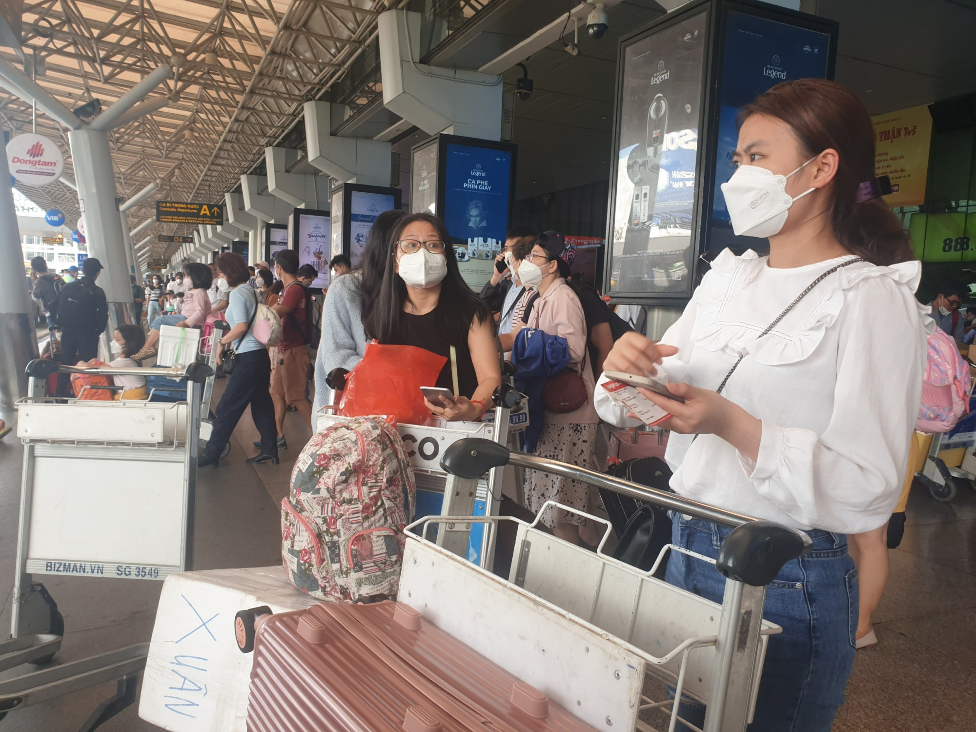 Chị Hồng Hạnh (ngụ quận Gò Vấp) cho biết vừa cùng gia đình đi du lịch ở Nha Trang về. Hôm nay về sân bay có đông đúc nhưng không đến quá tải. Tôi vừa xuống sân bay thì ra khu vực sảnh để chờ em trai lái ô tô đến đón