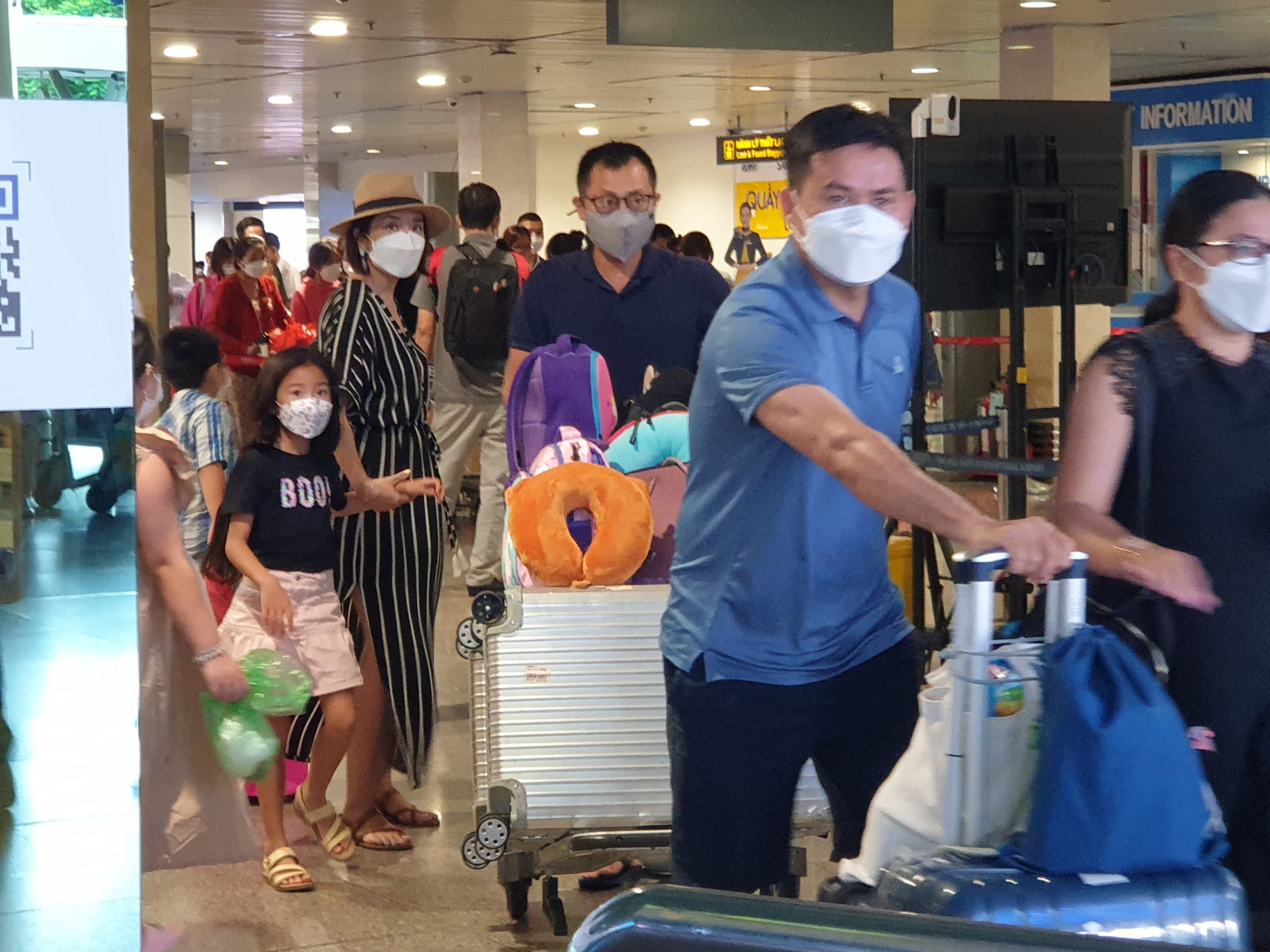 Bắt đầu từ 16h, các chuyến bay từ các tỉnh liên tục đáp xuống sân bay Tân Sơn Nhất