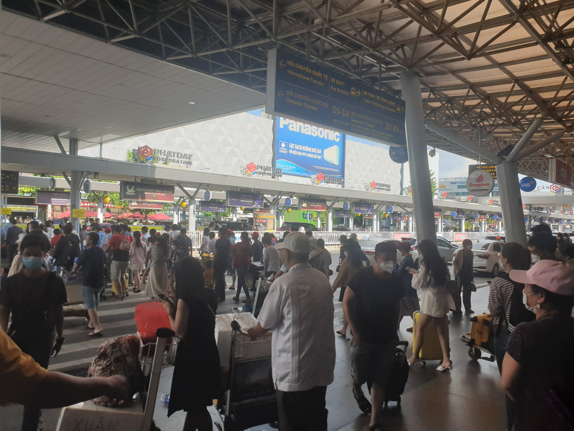 Theo dự báo, hôm nay sân bay Tân Sơn Nhát có hơn 100.000 hành khách đi lại.