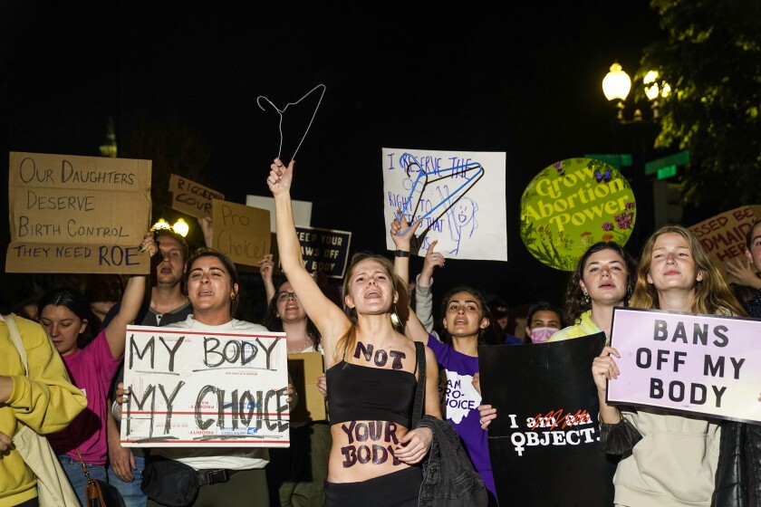 Suốt nhiều năm, án lệ Roe kiện Wade luôn là đề tài tranh cãi giữa phe tự do - ủng hộ lựa chọn của phụ nữ và phe bảo thủ - đòi hỏi quyền được sống cho thai nhi