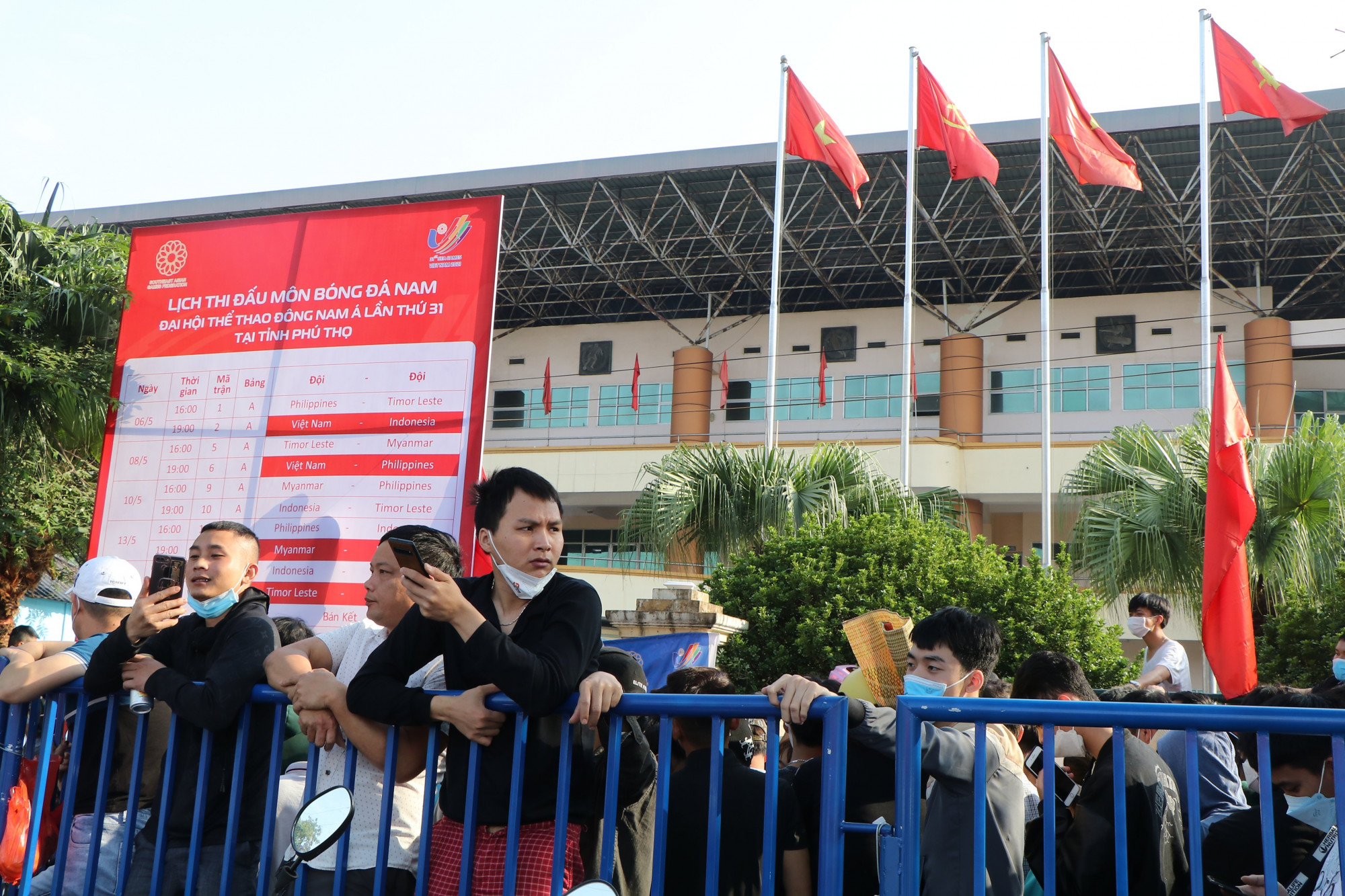 Ngay từ 5-6h sáng, đoàn người xếp hàng kéo dài bên ngoài khuôn viên SVĐ Việt Trì và Nhà thi đấu tỉnh Phú Thọ. 