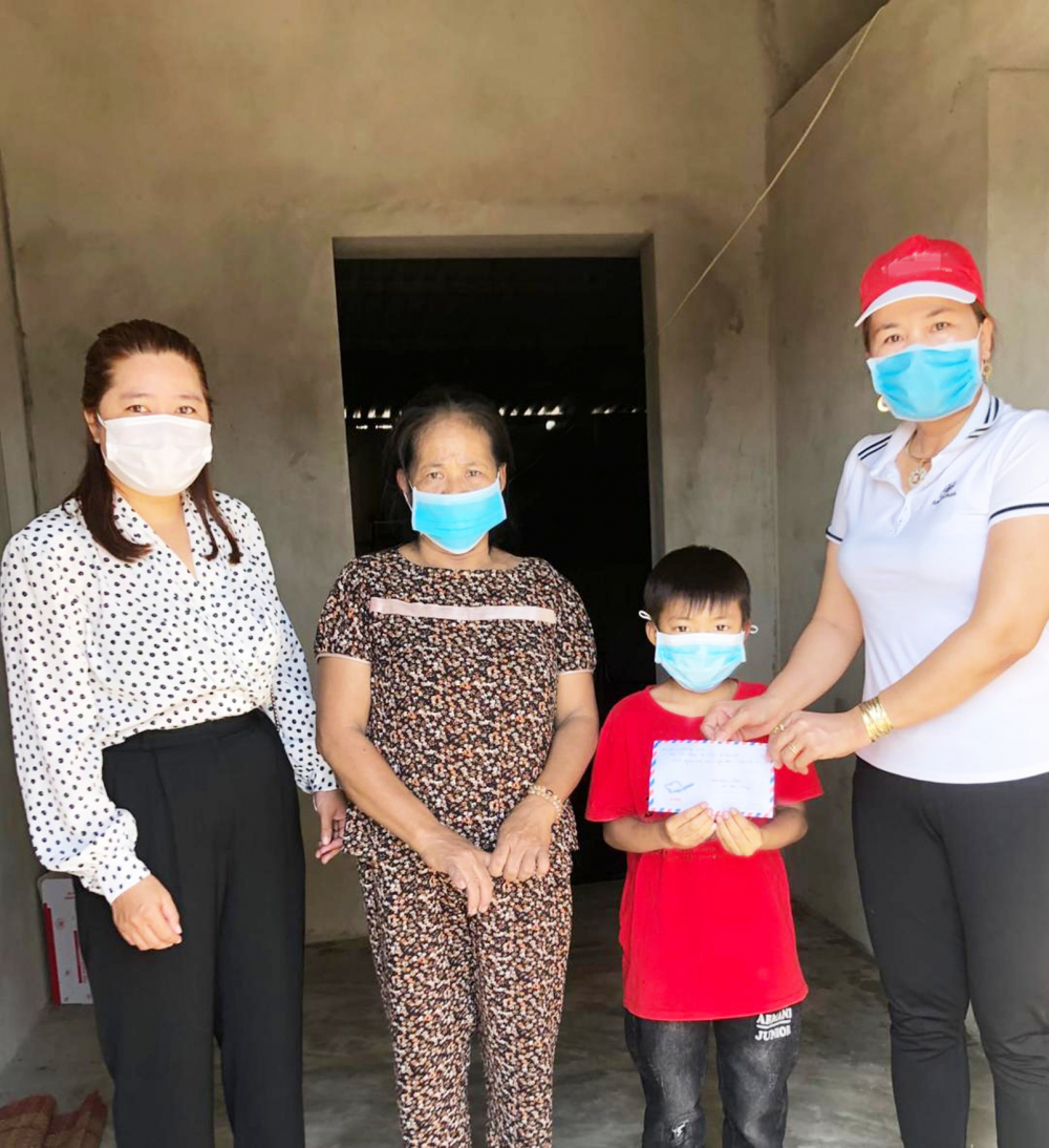Chị Luận trao học bổng “Mẹ đỡ đầu” cho học sinh có hoàn cảnh khó khăn ở xã Gio Việt