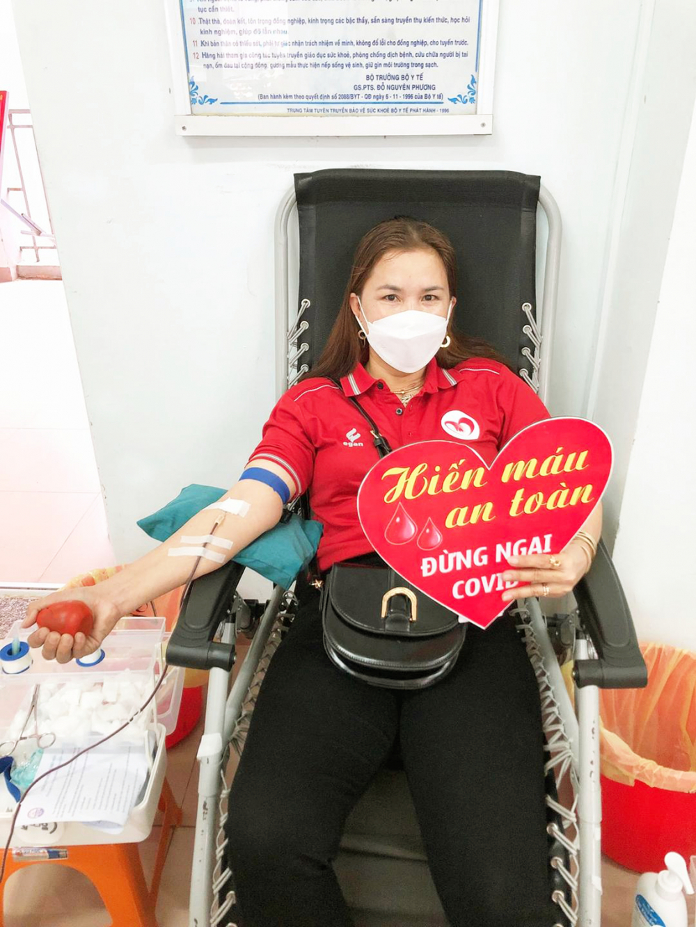 Chị Trần Thị Luận - Chi hội trưởng Chi hội Phụ nữ thôn Tân Xuân - tham gia hiến máu tình nguyện