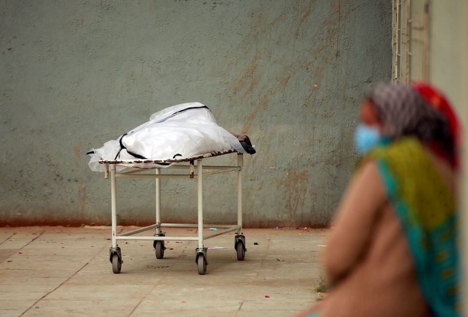 Người thân chờ nhận thi thể một người đàn ông sau khi anh ta chết vì bệnh coronavirus (COVID-19), bên ngoài nhà xác bệnh viện COVID-19 ở Ahmedabad, Ấn Độ, ngày 4/2/2022. Ảnh: Reuters