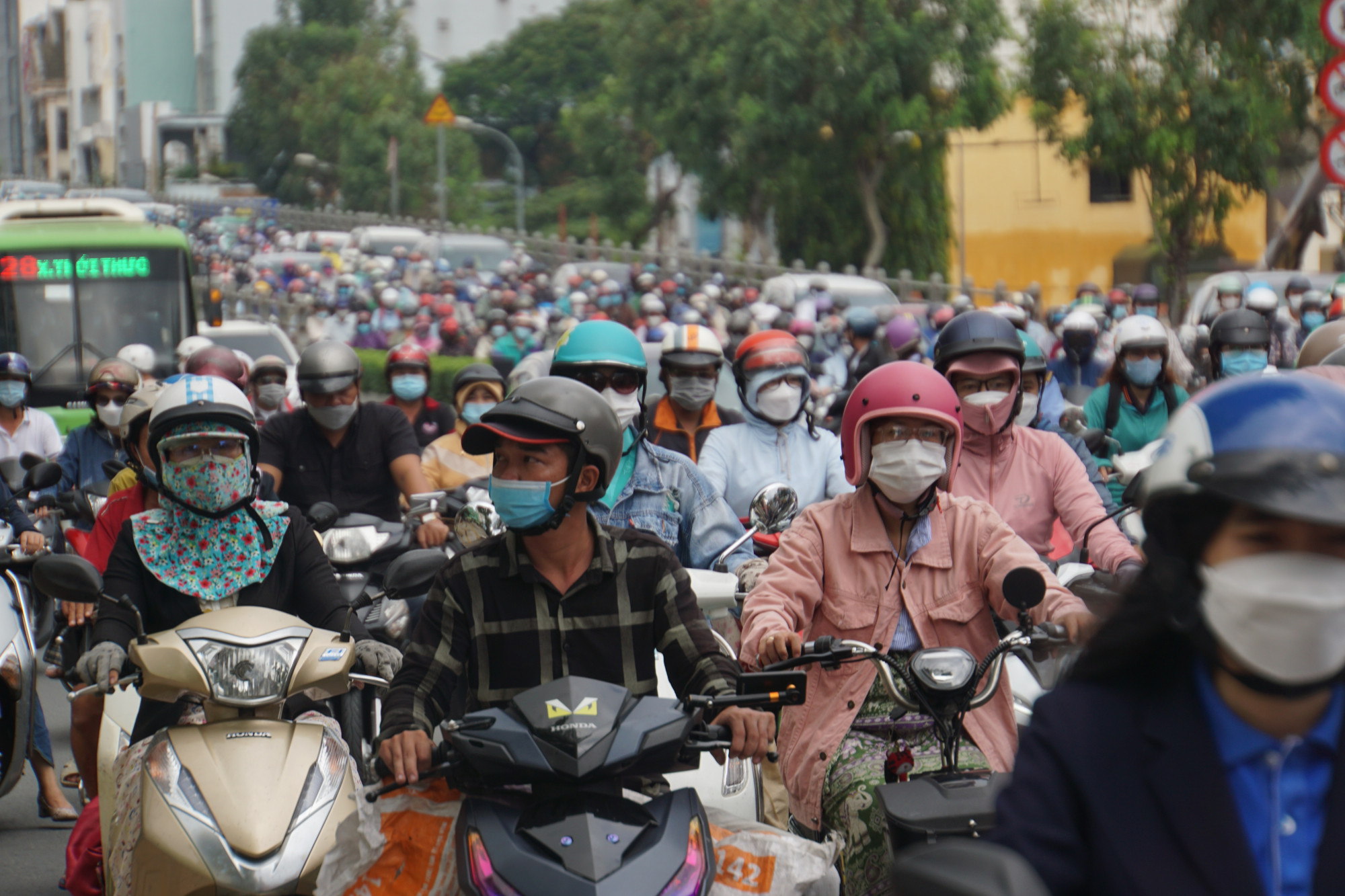 Càng vào sâu trong giờ cao điểm, người dân đổ ra đường càng tăng cao gây áp lực lớn cho các tuyến đường