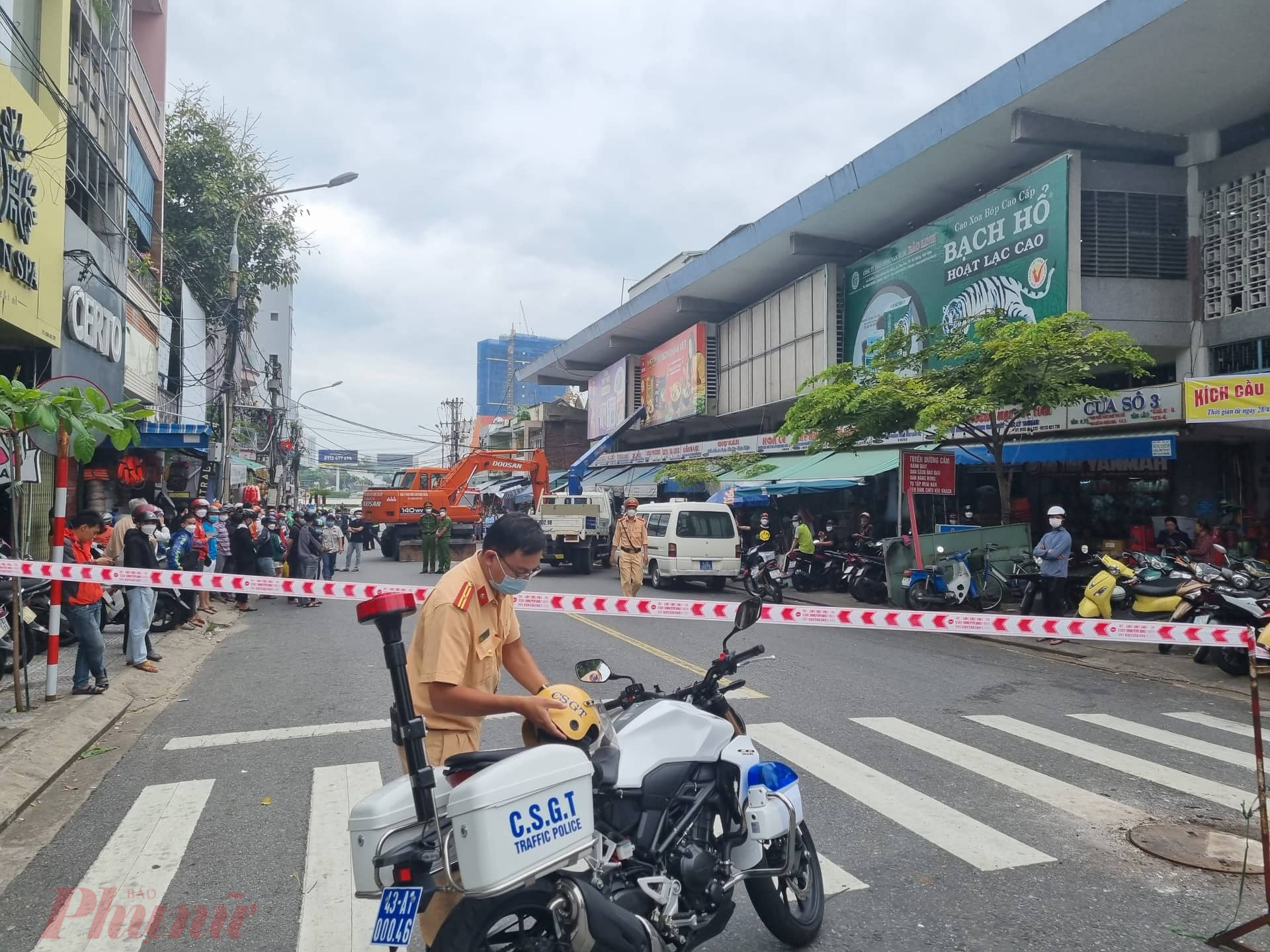 Cảnh sát phong toả khu vực trước chợ Hàn để phục vụ công tác khám nghiệm