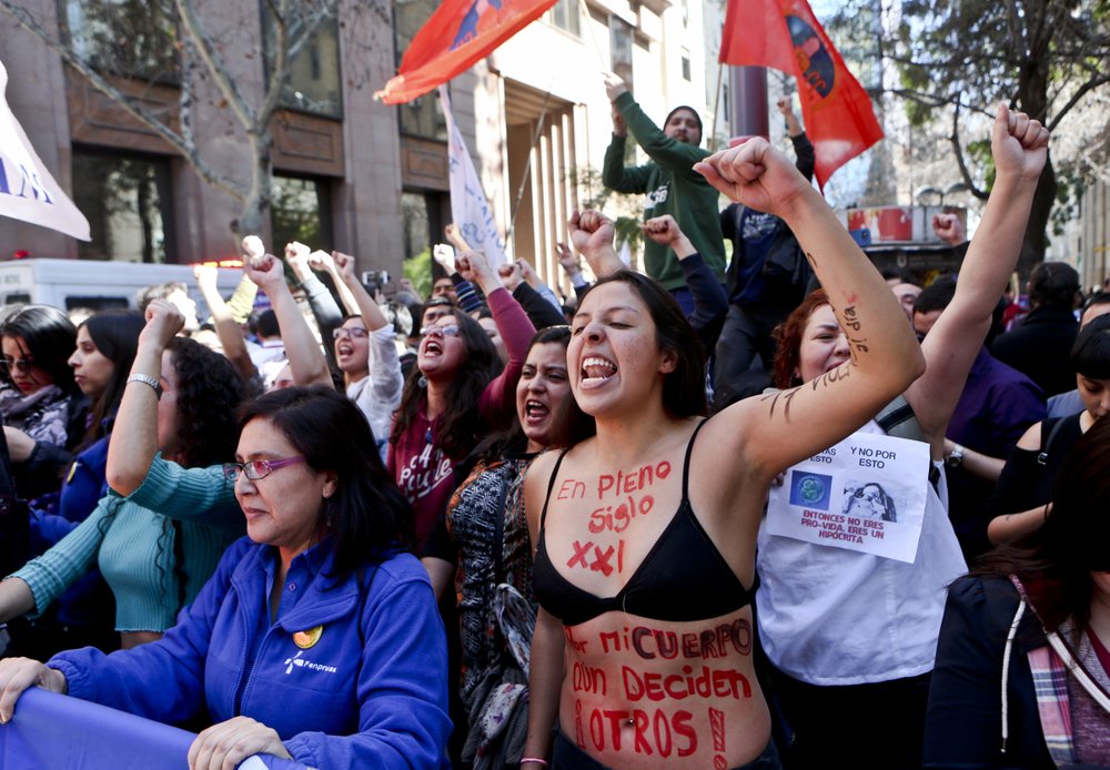 Chile vào năm 2017 đã kết thúc gần 30 năm cấm trùm chăn và giờ đây cho phép can thiệp đối với tội hiếp dâm, hoặc nếu tính mạng của người mẹ hoặc em bé bị đe dọa. Các nhà lập pháp Chile đã thông qua một đề xuất vào tháng 9 năm ngoái để hủy bỏ danh nghĩa phá thai trong vòng 14 tuần sau khi thụ thai mặc dù thượng viện vẫn phải tranh luận và bỏ phiếu về vấn đề này.