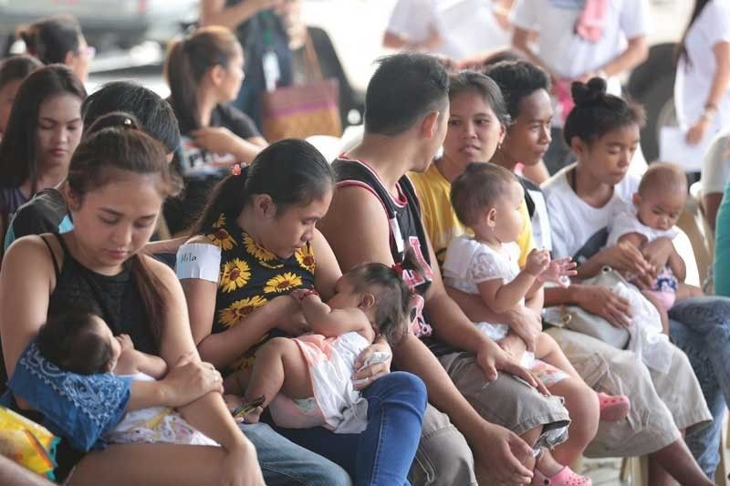 Luật chống phá thai ở Philippines bắt nguồn từ thời còn là thuộc địa của Tây Ban Nha. Phá thai đã bị cấm trong hơn một thế kỷ. Khoảng 1.000 phụ nữ Philippines chết mỗi năm vì các biến chứng. Tây Ban Nha nằm trong số hơn 50 quốc gia đã tự do hóa luật phá thai trong 1/4 thế kỷ qua.