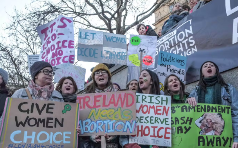 Ở Ireland, phá thai đã trở thành hợp pháp vào năm 2018 sau nhiều cuộc tranh luận và sau một cuộc trưng cầu dân ý lật ngược một lệnh cấm trong hiến pháp. Năm sau chứng kiến ​​quá trình tự do hóa ở Bắc Ireland, vốn là bộ phận duy nhất của Vương quốc Liên hiệp Anh và Bắc Ireland vẫn đang cầm cự. Vương quốc Anh đã hợp pháp hóa việc phá thai bằng một đạo luật năm 1967 của quốc hội.