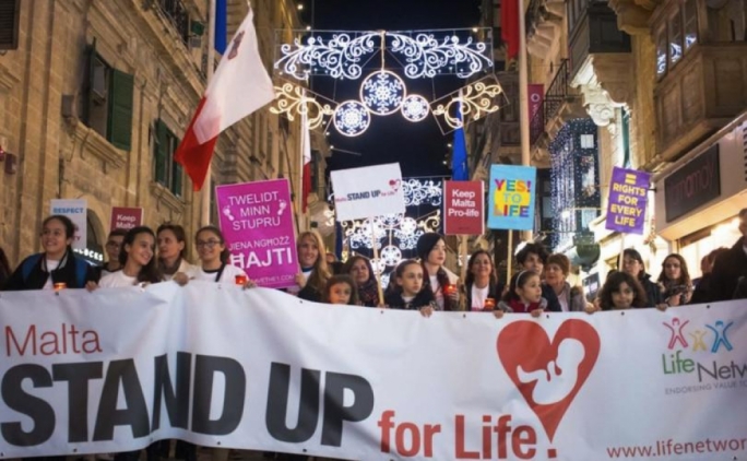 Phụ nữ ở Malta bị từ chối tiếp cận phá thai, ngay cả khi tính mạng của họ gặp rủi ro. Đây là quốc gia thành viên Liên minh châu Âu duy nhất cấm hoàn toàn thủ tục này. Những phụ nữ phá thai phải đối mặt với án tù ba năm.