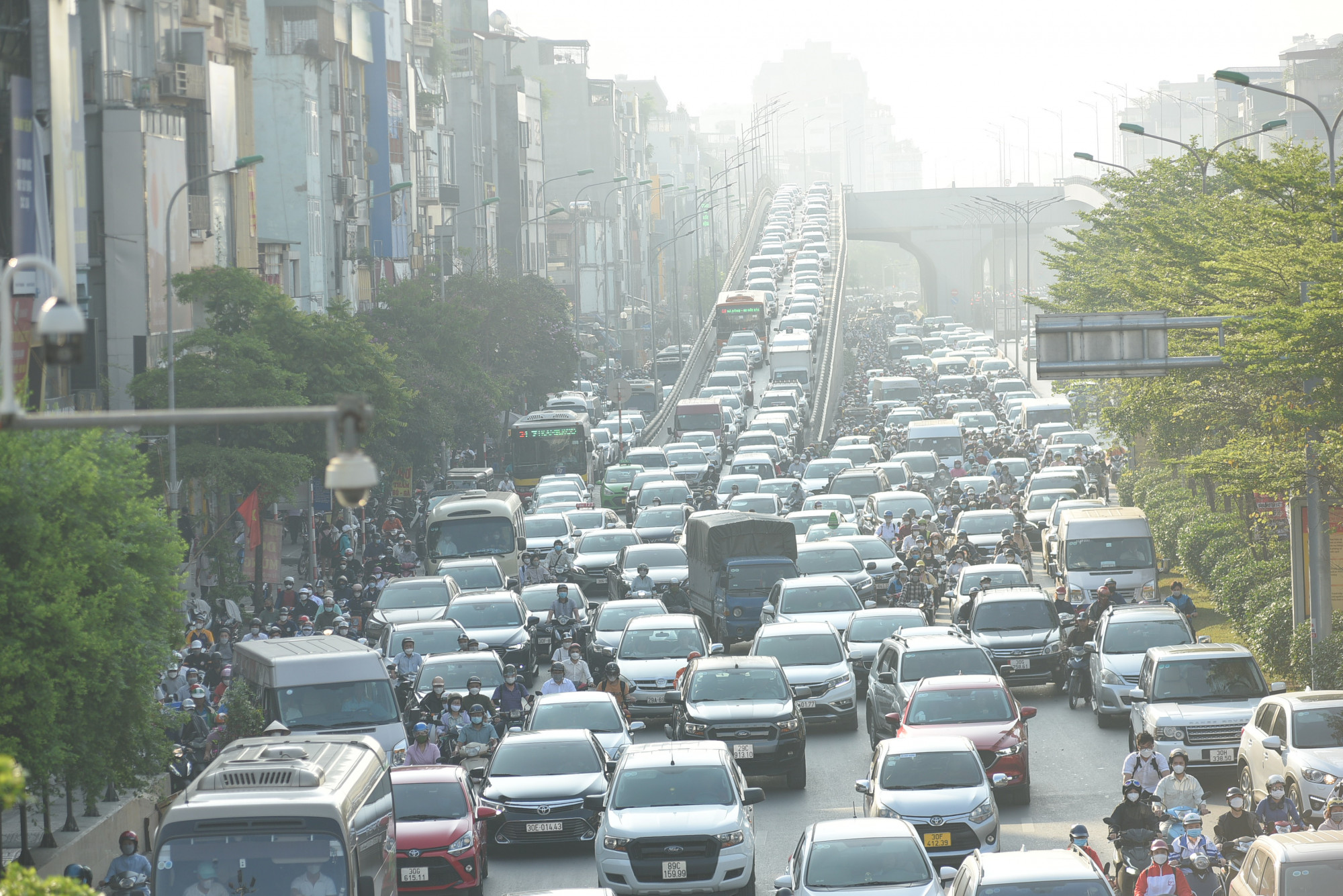 Tuyến đường Trường Chinh cũng tương tự, ùn tắc kéo dài rất lâu.