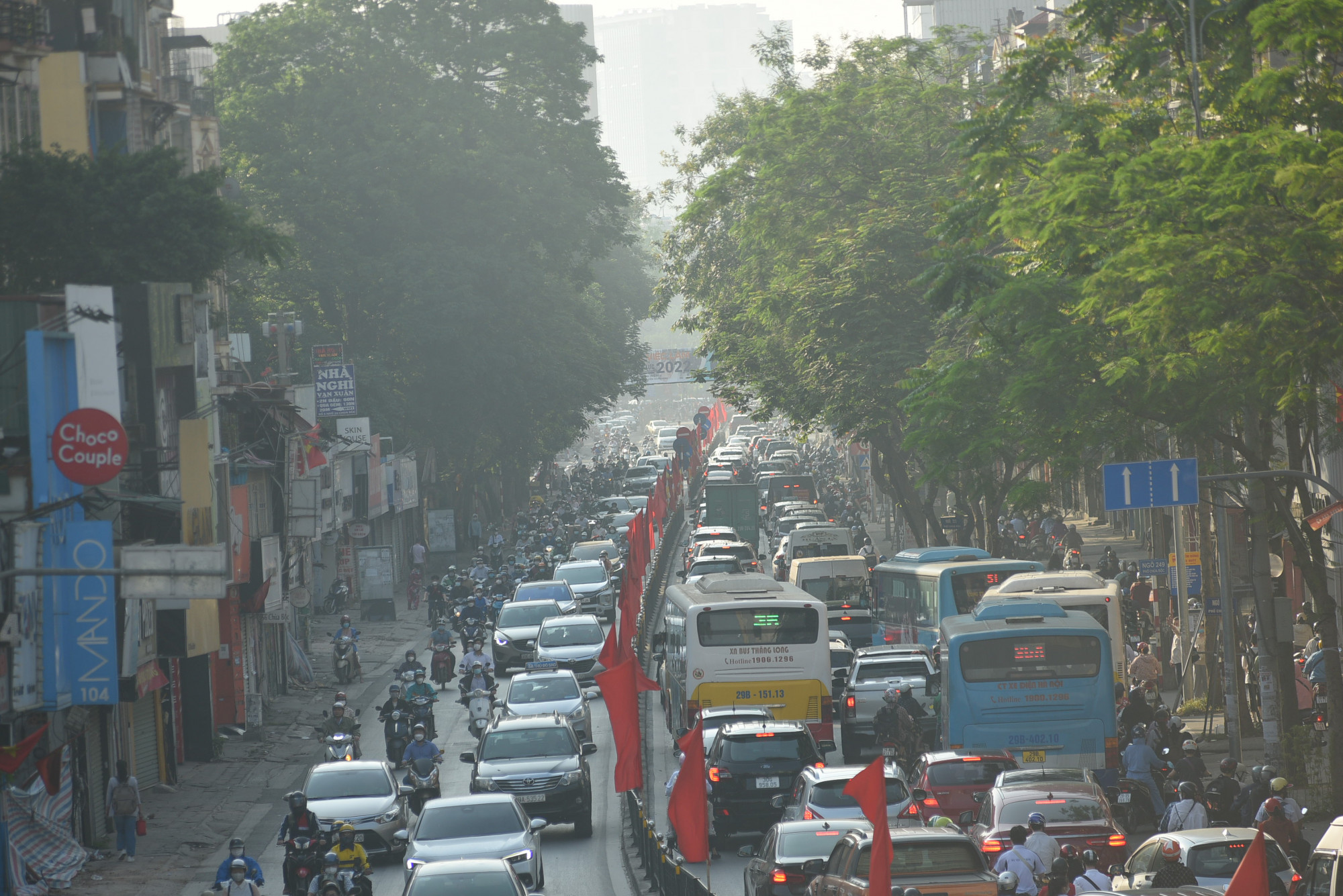 Phố Chùa Bộc các phương tiện đi lên vỉa hè để tránh tắc.