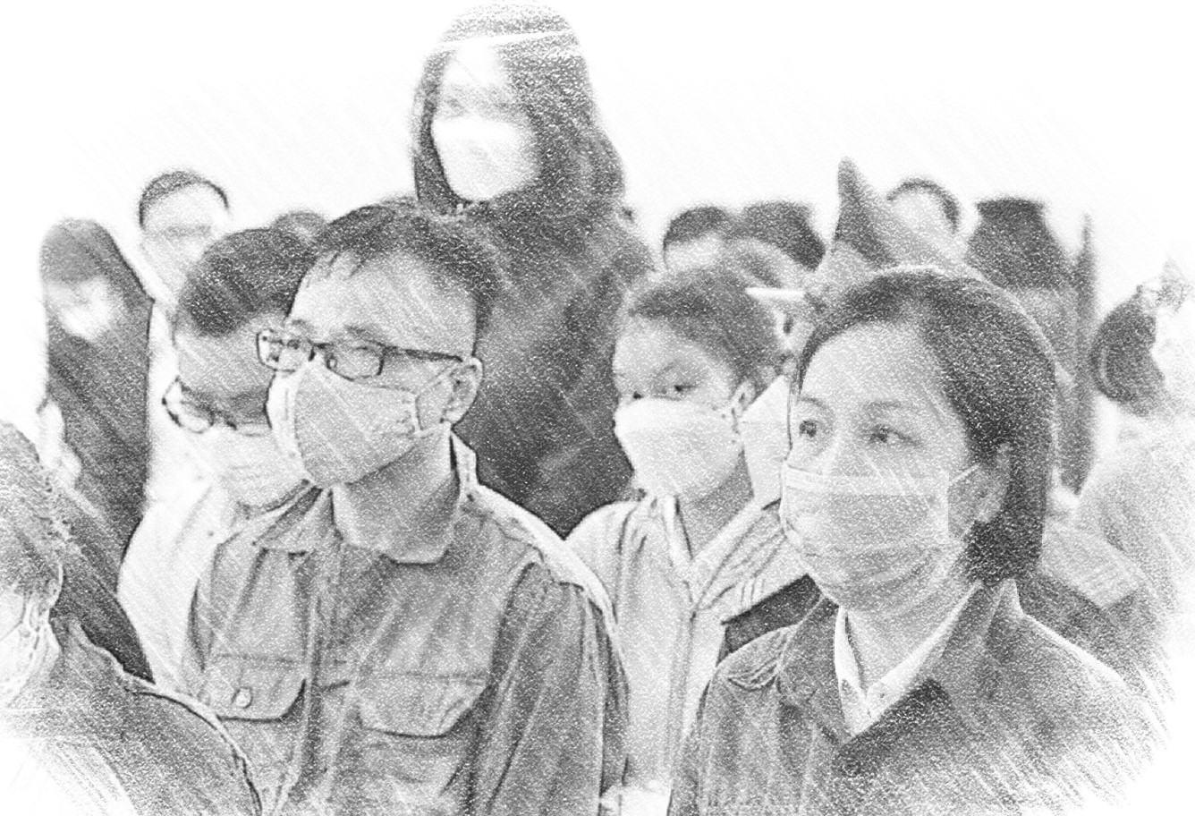 Nguyễn Thị Hà Thành (bên phải) cùng các đồng phạm tại tòa