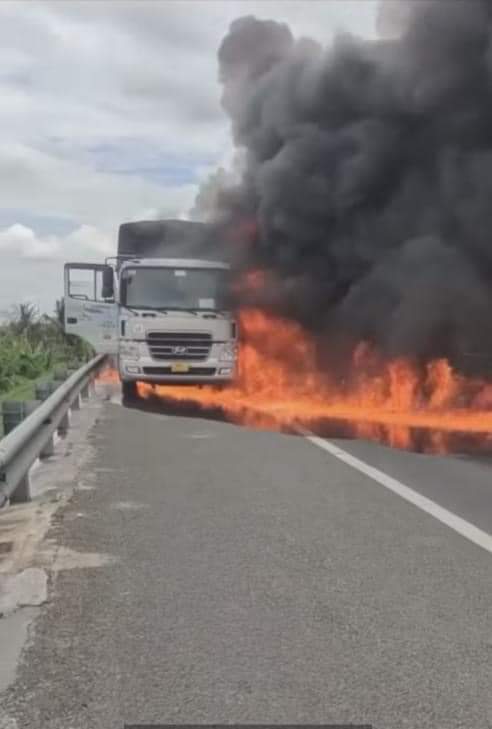Xe tải bị cháy.