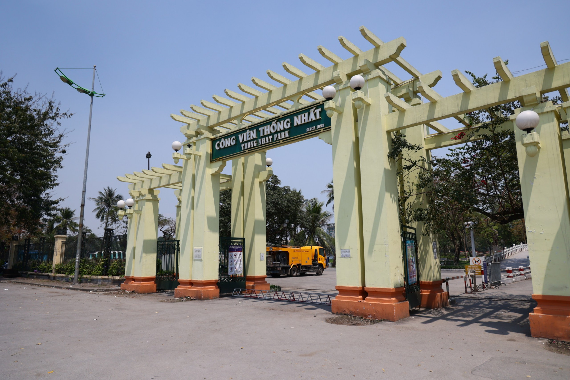 Công viên Thống Nhất (quận Hai Bà Trưng, Hà Nội) do Công ty TNHH một thành viên Công viên Thống Nhất quản lý, vận hành, có diện tích 482.043 m2.