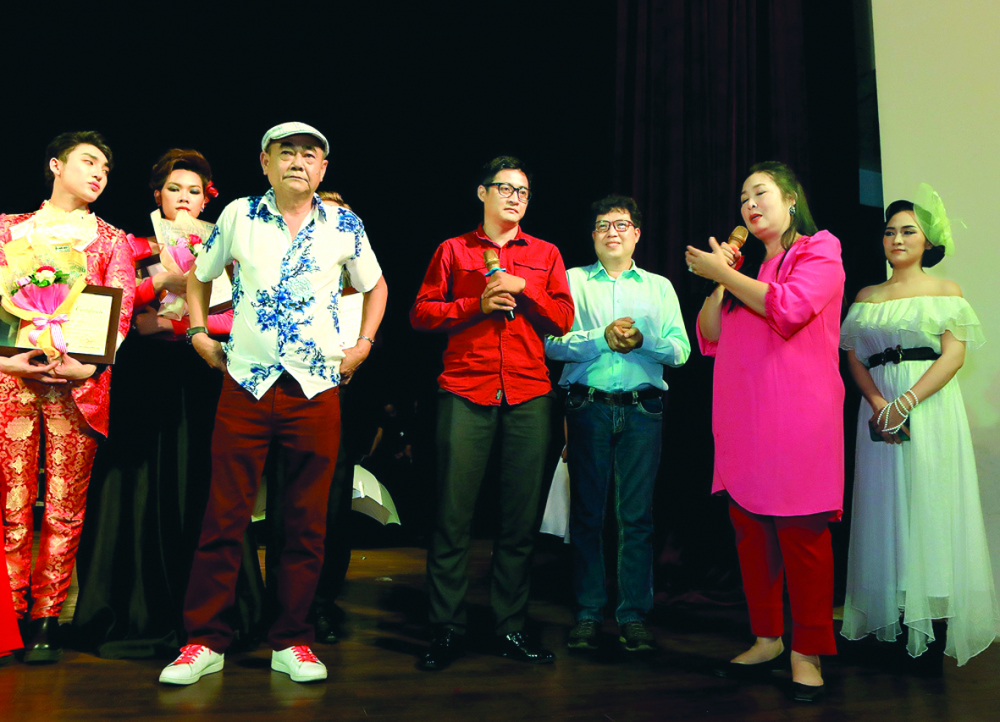 NSND Việt Anh hỗ trợ NSND Hồng Vân giảng dạy tại sân khấu kịch Hồng Vân