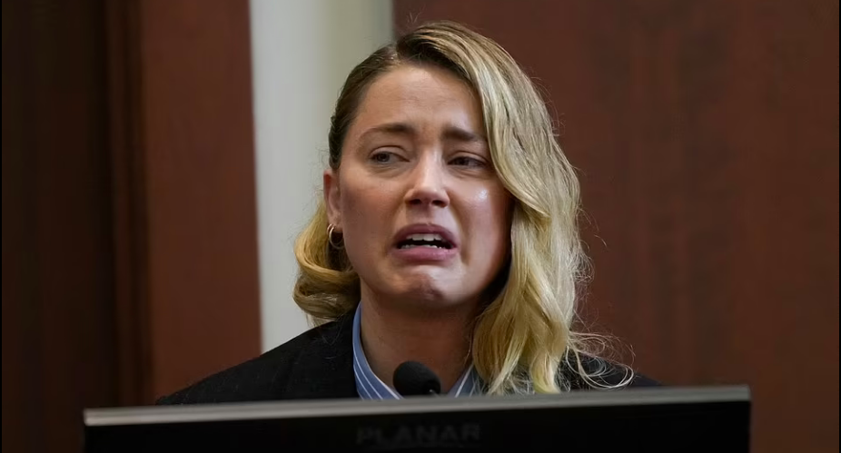 Amber Heard khẳng định nhiều lần bị chồng đánh. Tại phiên toà, cô khóc khi kể lại lần bị chồng bạo hành đầu tiên.