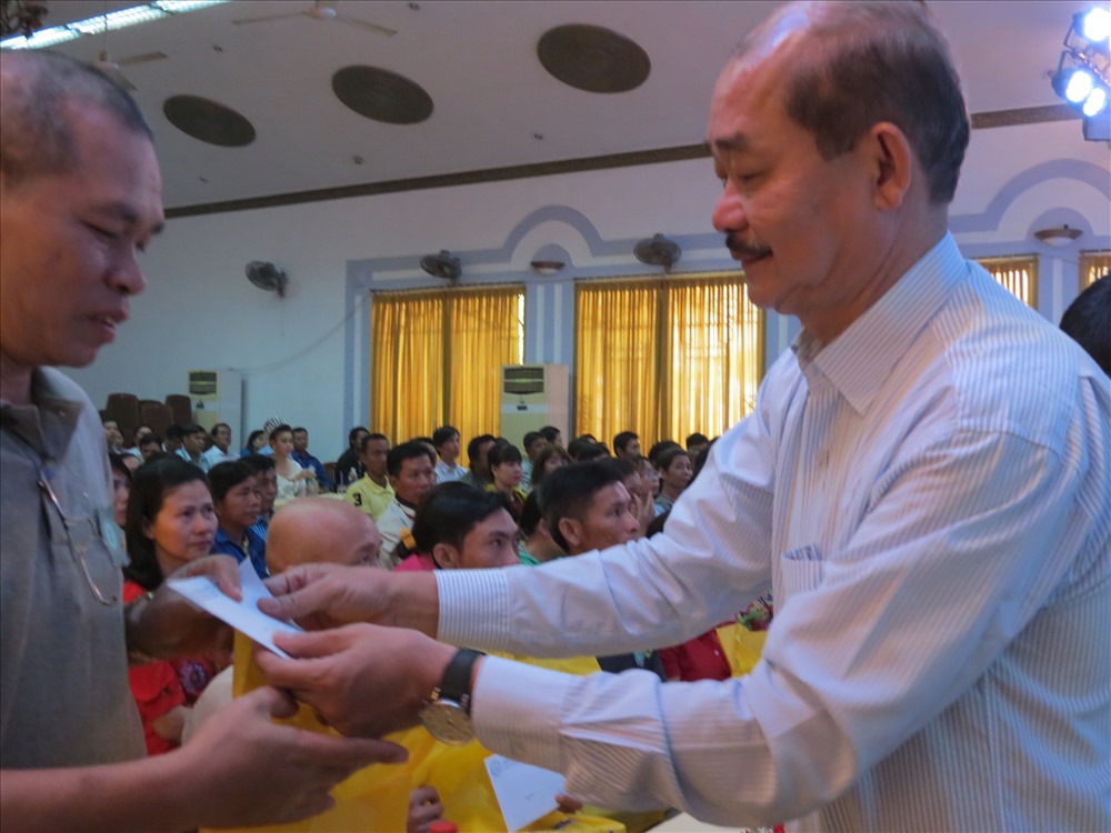 Ông Lê Hồng Triều trong một chương trình tặng quà cho công nhân
