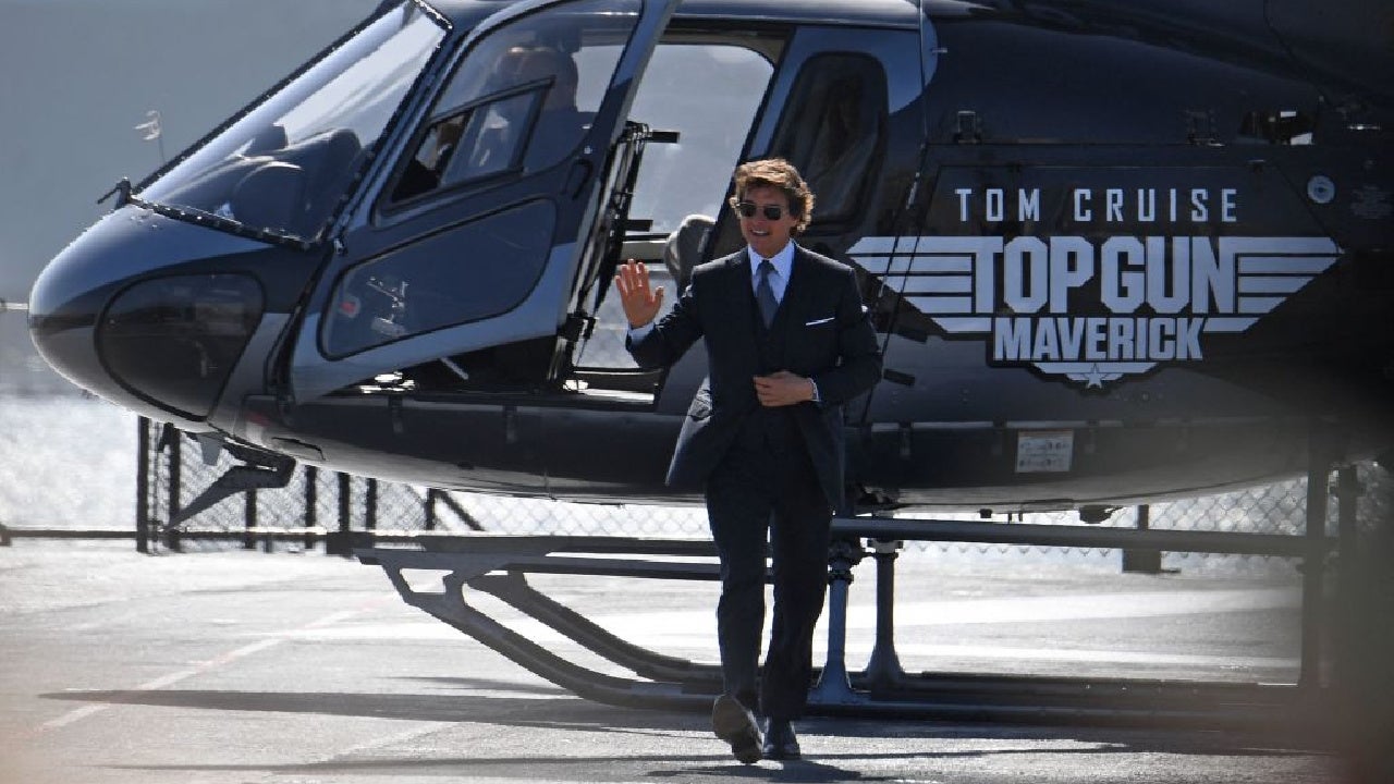 Tom Cruise bước ra từ trực thăng của mình.
