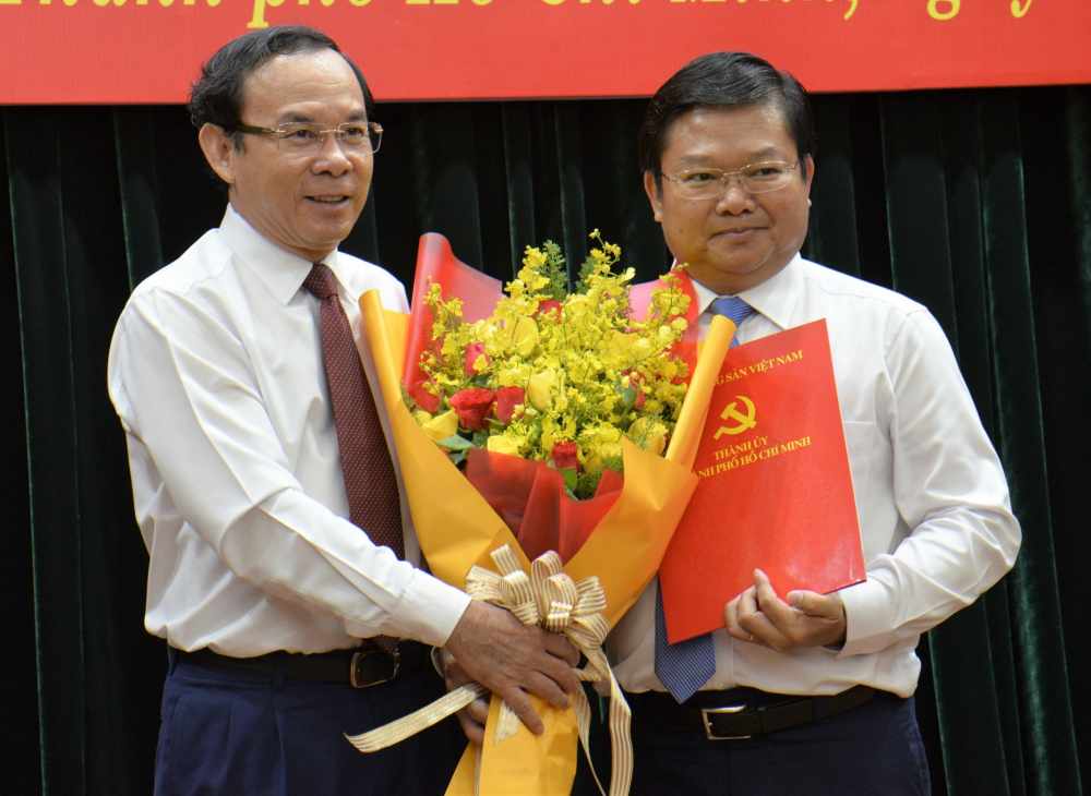 Bí thư Thành ủy TPHCM Nguyễn Văn Nên trao quyết định cho ông 