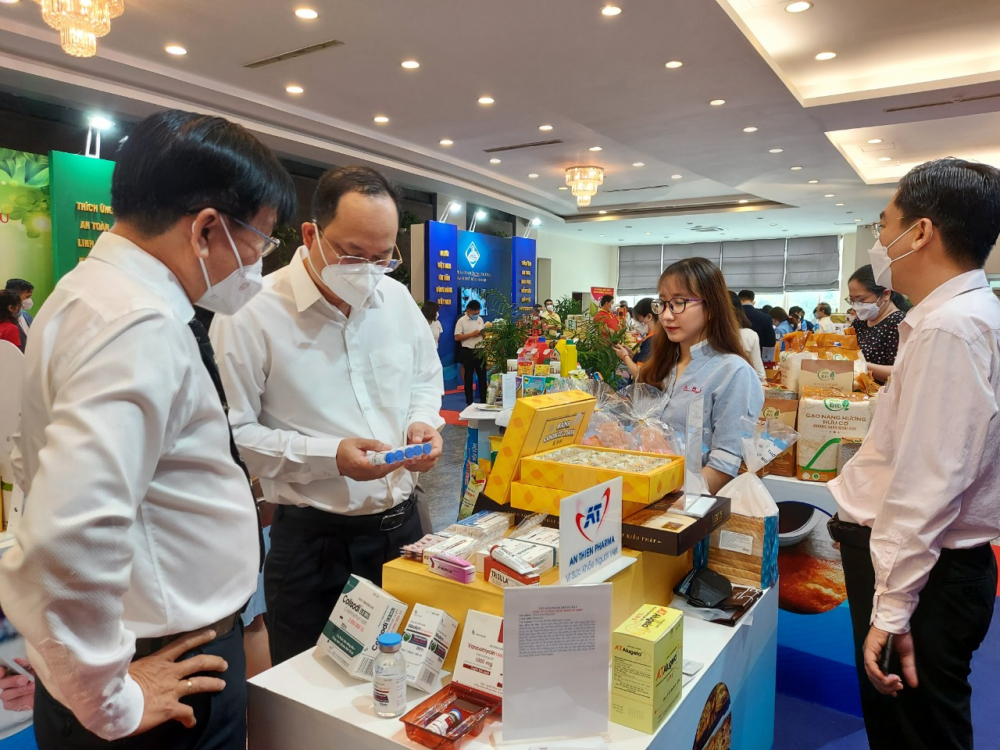 Phó Bí thư Thành ủy TPHCM Nguyễn Hồ Hải xem xét mặt hàng được trưng bày tại Hội nghị.