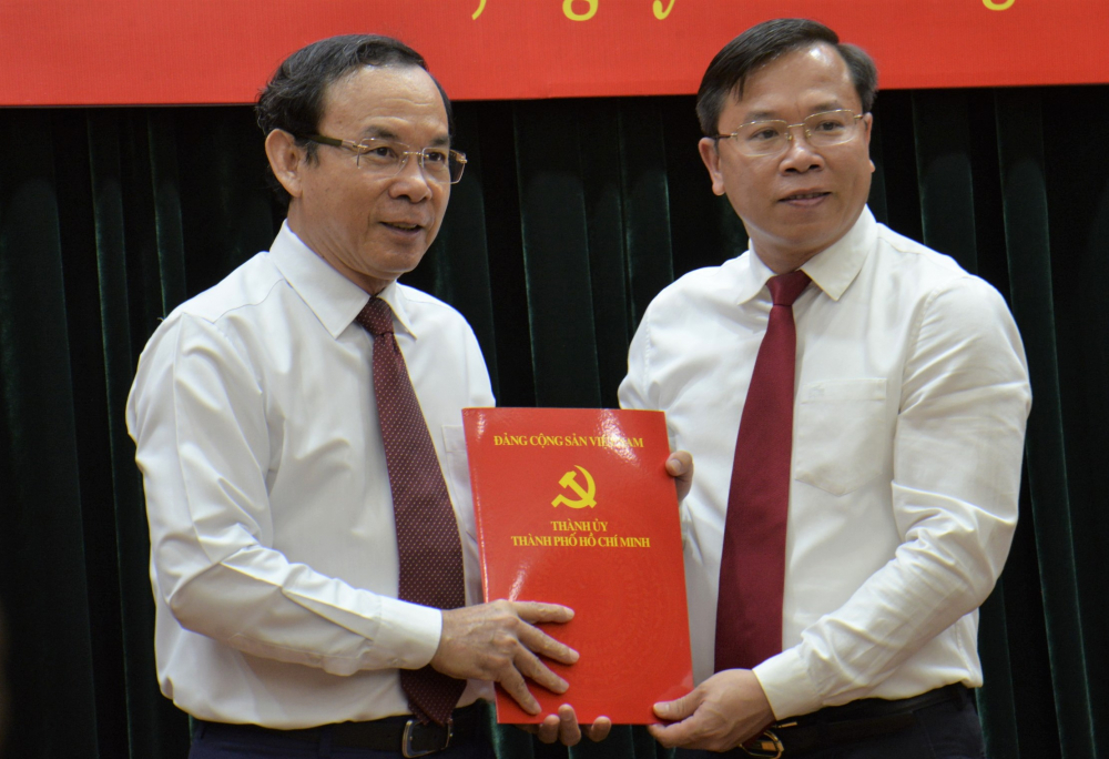 Bí thư Thành ủy TPHCM Nguyễn Văn Nên trao quyết định điều động ông Huỳnh Khắc Điệp về giữ chức Bí thư Quận ủy quận Bình Tân.