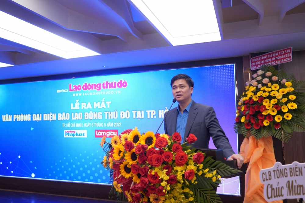 Chủ tịch Liên đoàn Lao động thành phố Hà Nội Nguyễn Phi Thường phát biểu chúc mừng và giao nhiệm vụ cho báo Lao động Thủ đô